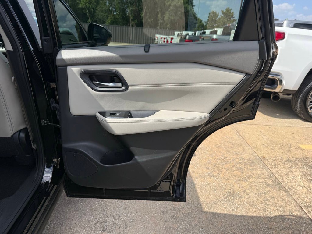 Nissan Rogue Vehicle Full-screen Gallery Image 16