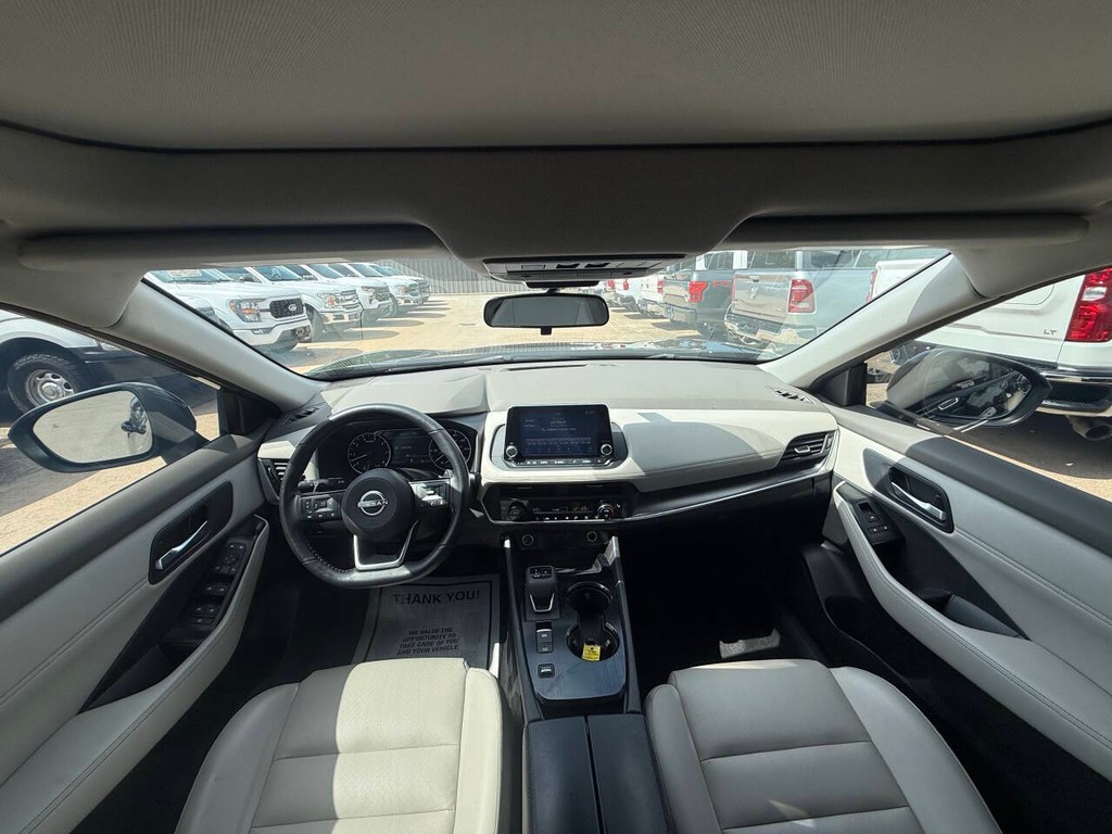 Nissan Rogue Vehicle Full-screen Gallery Image 18
