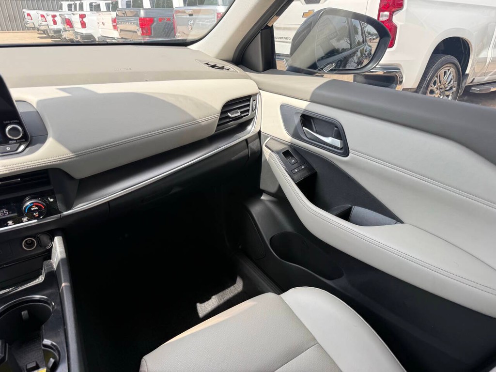 Nissan Rogue Vehicle Full-screen Gallery Image 20