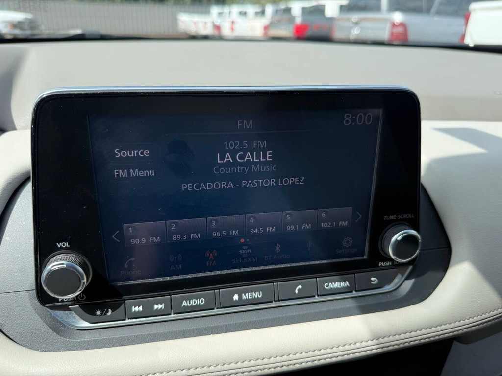 Nissan Rogue Vehicle Full-screen Gallery Image 25