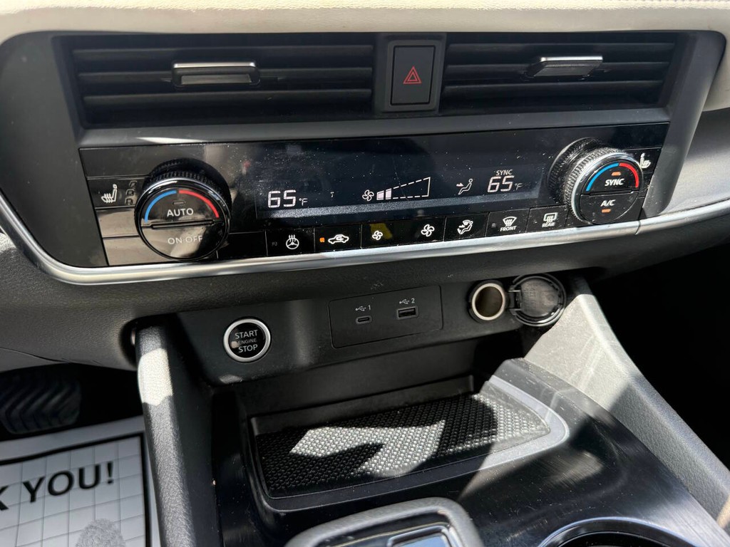 Nissan Rogue Vehicle Full-screen Gallery Image 28