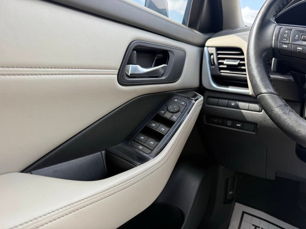 Nissan Rogue Vehicle Full-screen Gallery Image 30