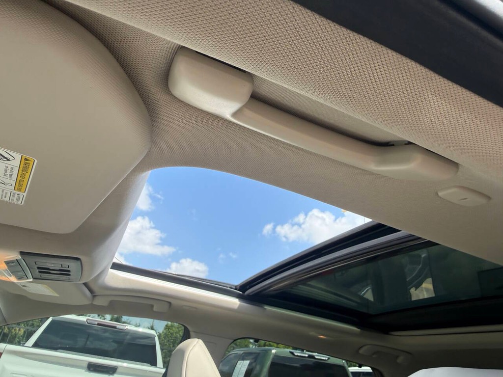 Nissan Rogue Vehicle Full-screen Gallery Image 31