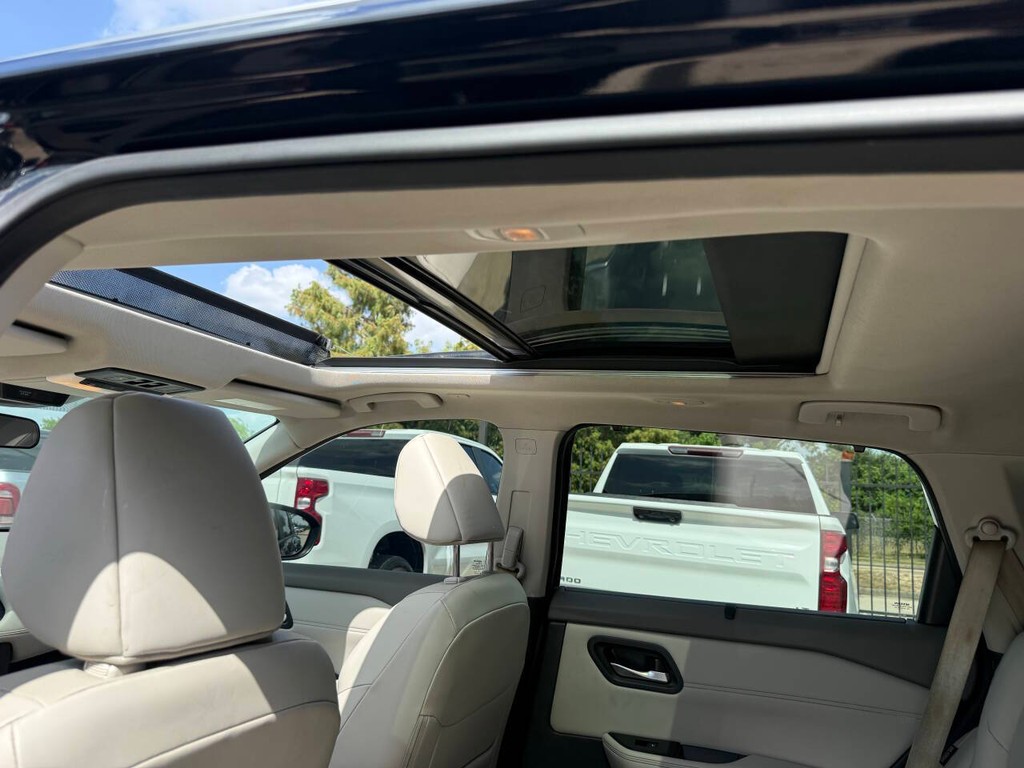 Nissan Rogue Vehicle Full-screen Gallery Image 32