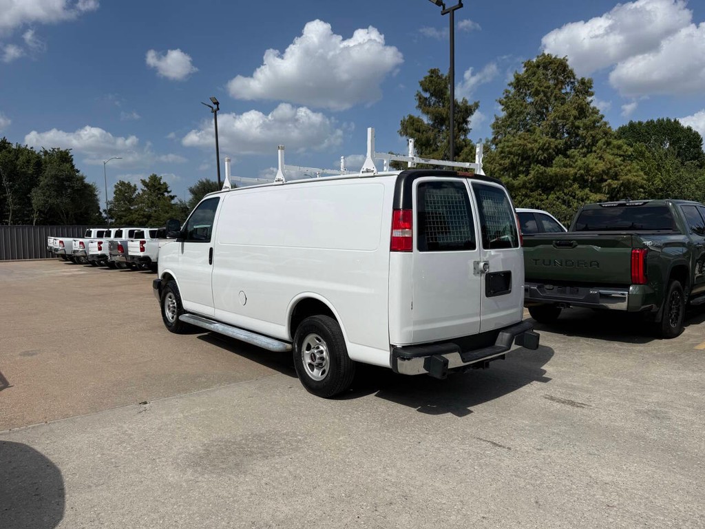 GMC Savana Cargo Van Vehicle Full-screen Gallery Image 04