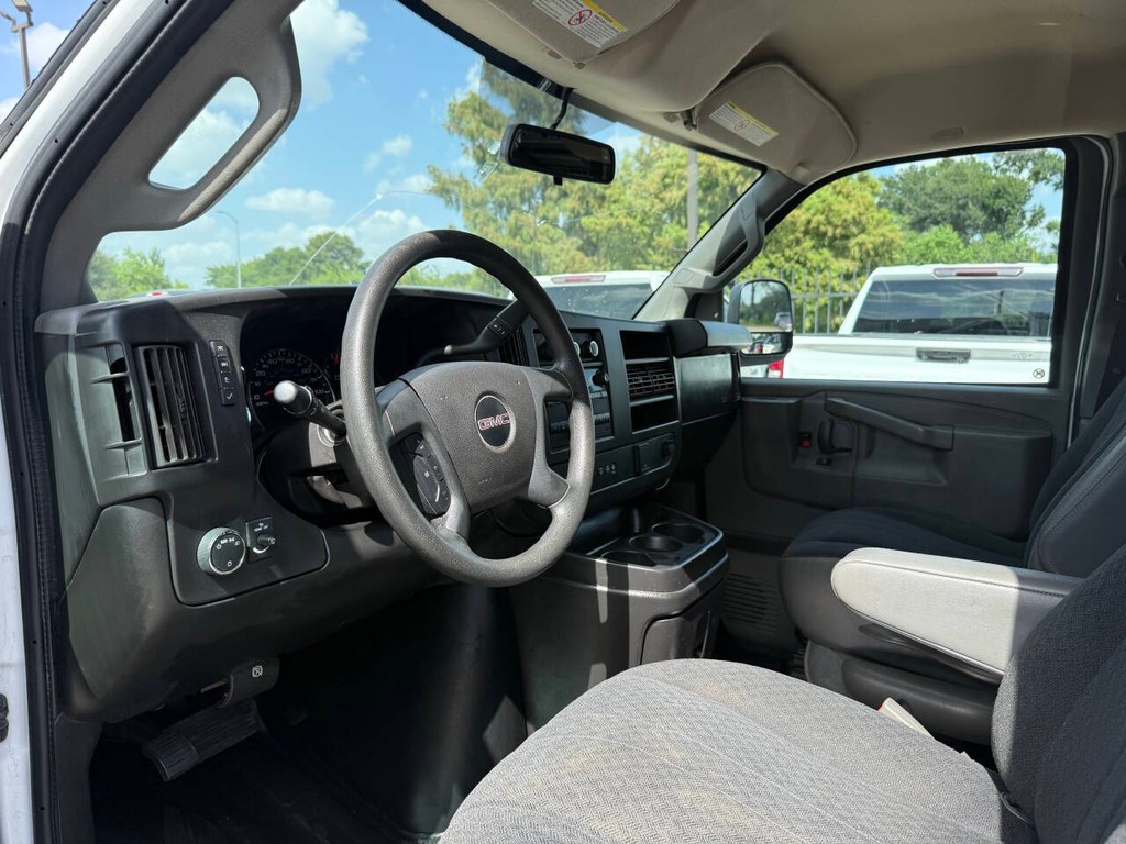 GMC Savana Cargo Van Vehicle Full-screen Gallery Image 05