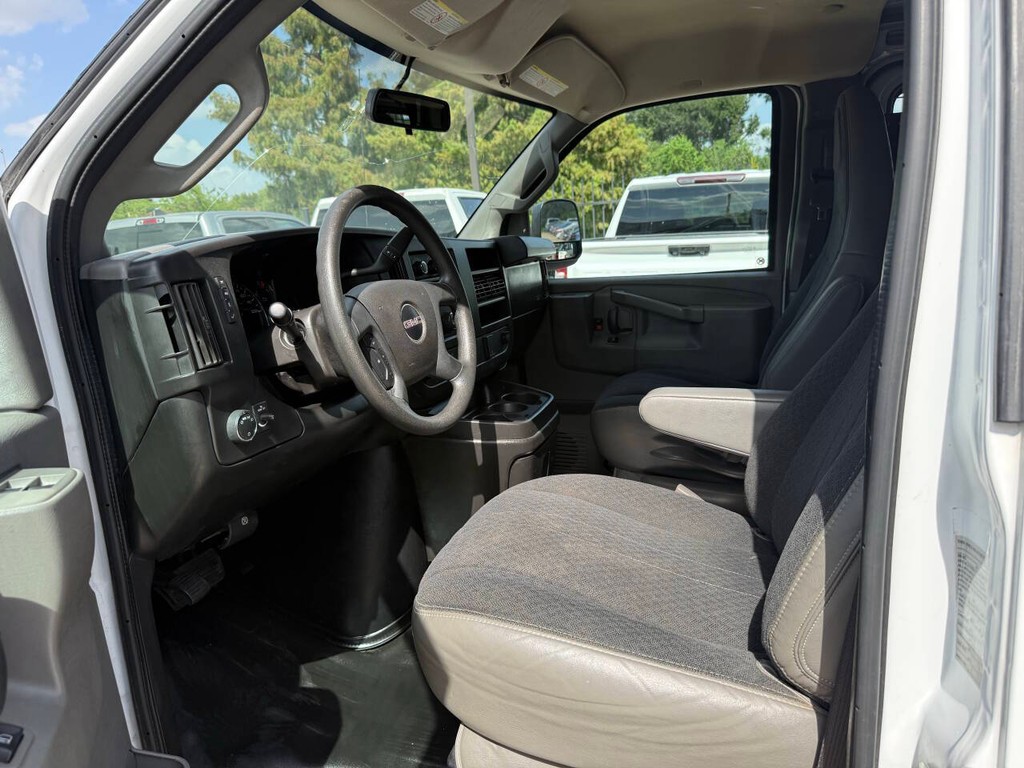 GMC Savana Cargo Van Vehicle Full-screen Gallery Image 06