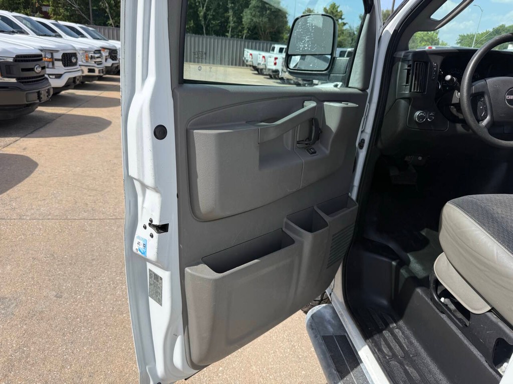 GMC Savana Cargo Van Vehicle Full-screen Gallery Image 07