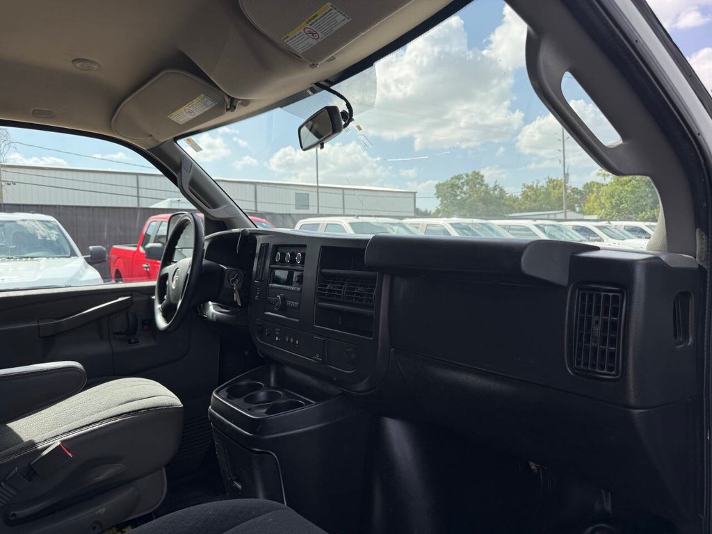 GMC Savana Cargo Van Vehicle Full-screen Gallery Image 08