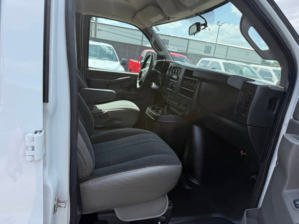GMC Savana Cargo Van Vehicle Full-screen Gallery Image 09