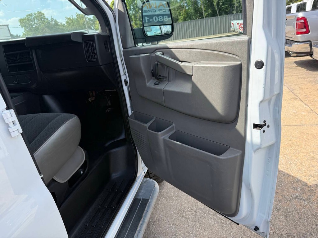 GMC Savana Cargo Van Vehicle Full-screen Gallery Image 10