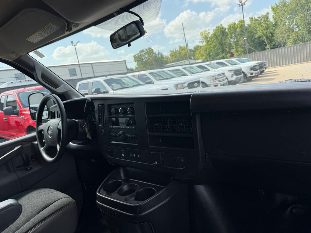 GMC Savana Cargo Van Vehicle Full-screen Gallery Image 11