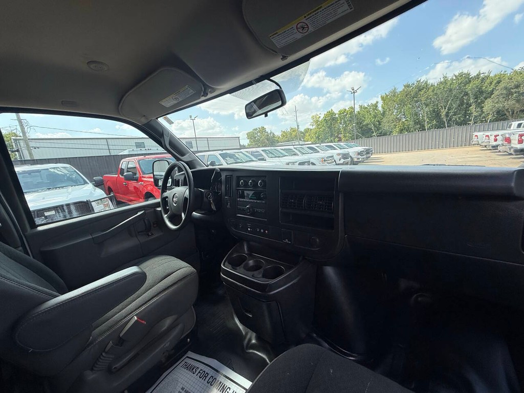GMC Savana Cargo Van Vehicle Full-screen Gallery Image 12
