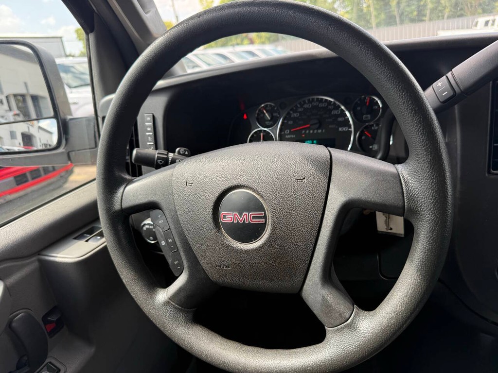 GMC Savana Cargo Van Vehicle Full-screen Gallery Image 15