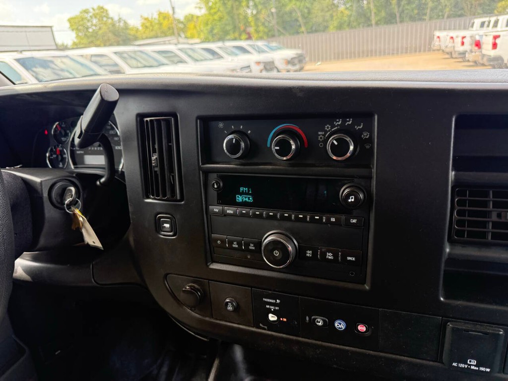 GMC Savana Cargo Van Vehicle Full-screen Gallery Image 16