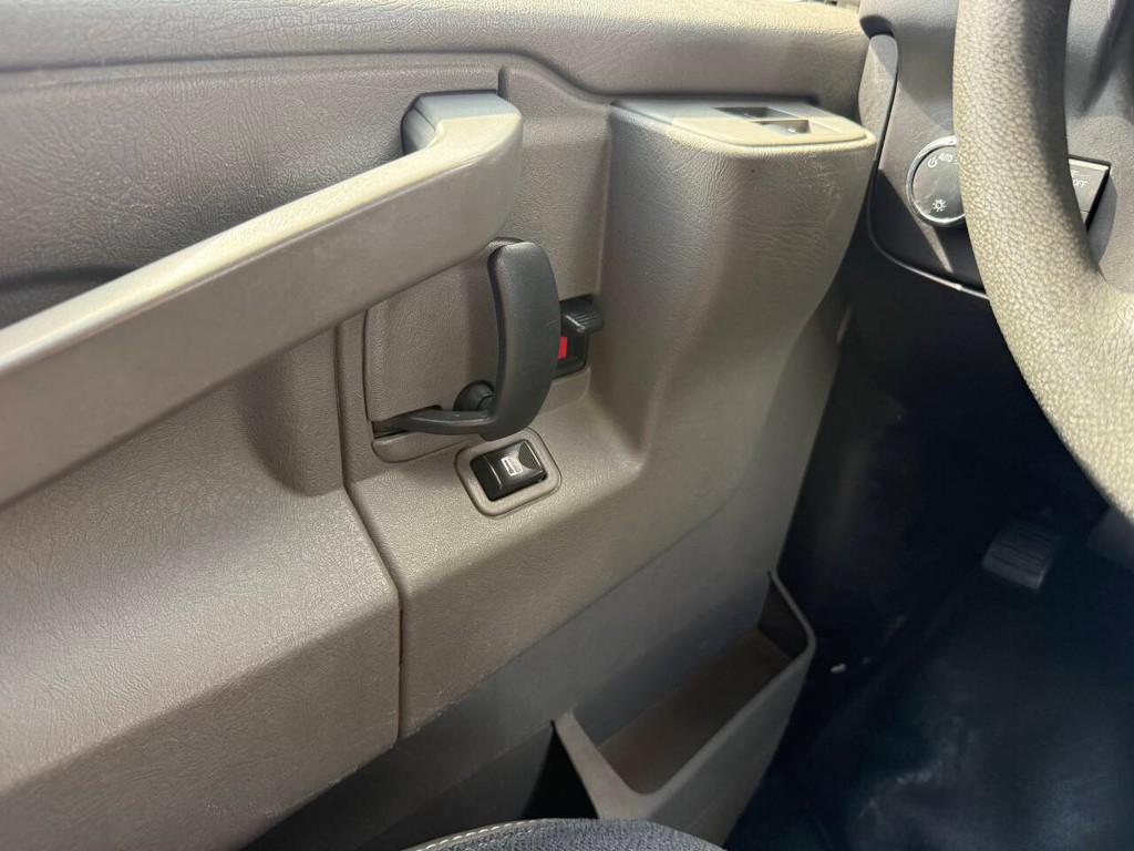 GMC Savana Cargo Van Vehicle Full-screen Gallery Image 20