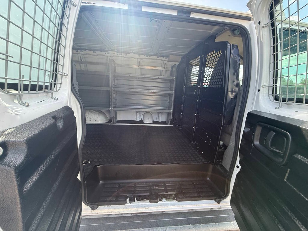 GMC Savana Cargo Van Vehicle Full-screen Gallery Image 22