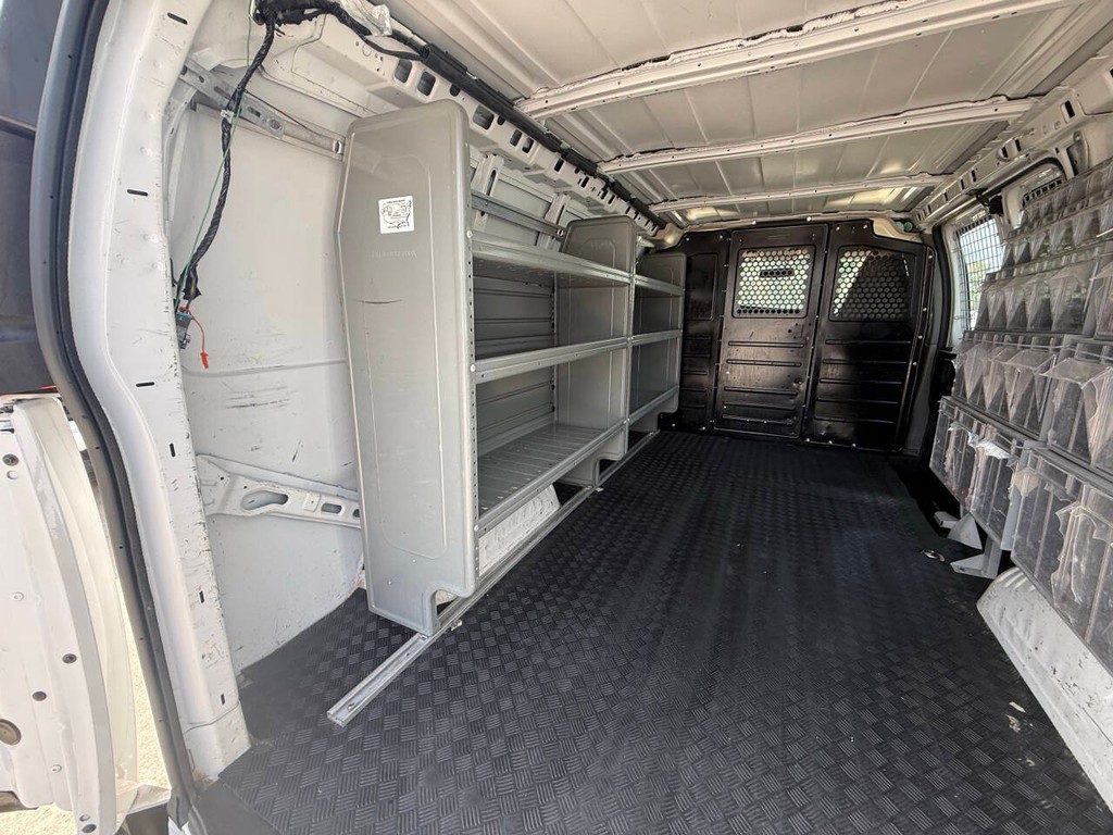 GMC Savana Cargo Van Vehicle Full-screen Gallery Image 23