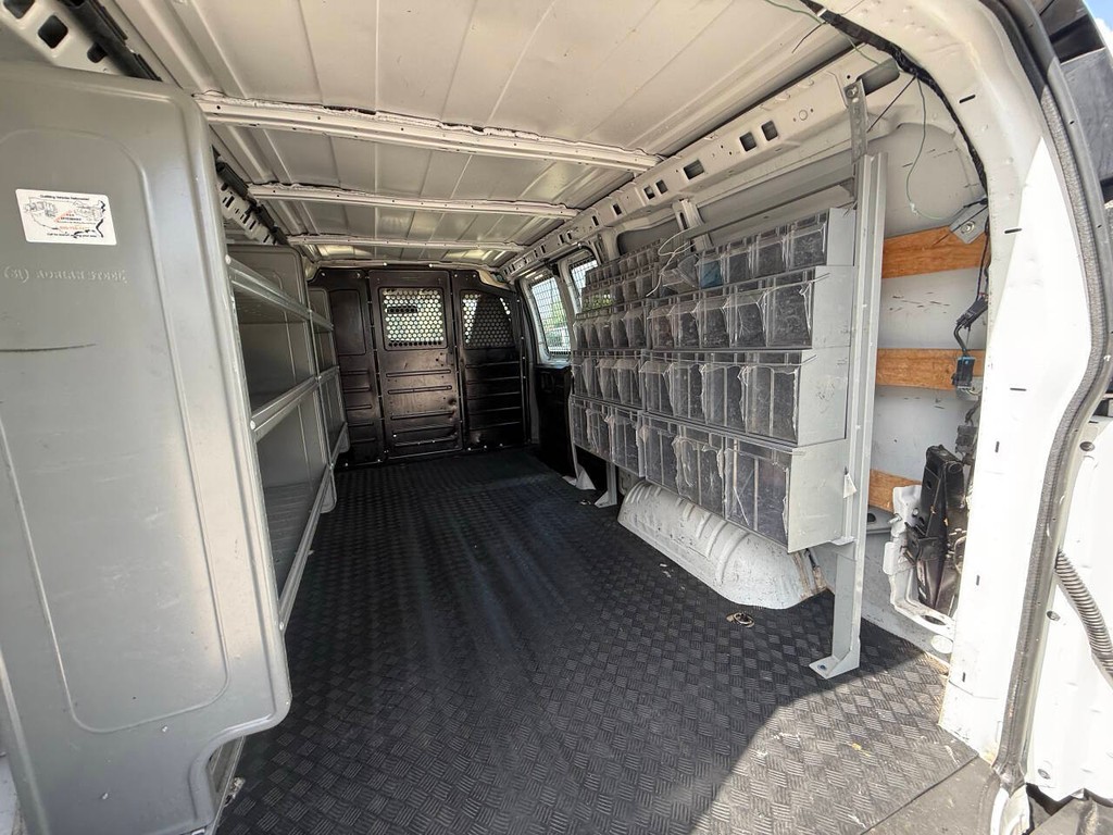 GMC Savana Cargo Van Vehicle Full-screen Gallery Image 24