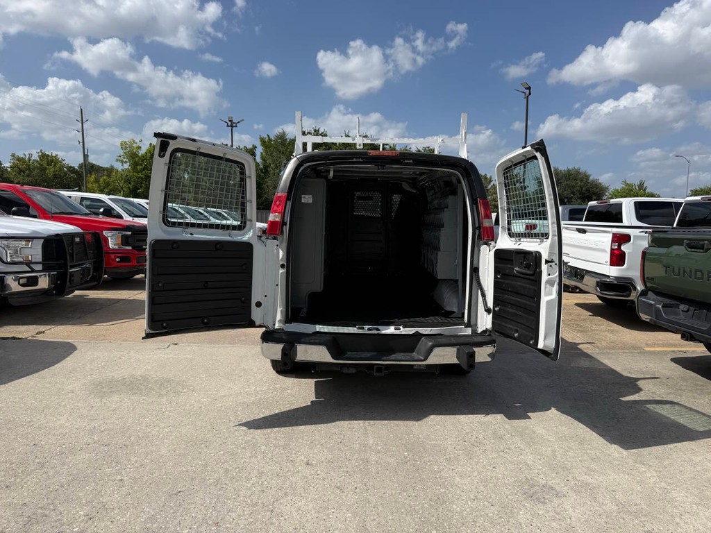 GMC Savana Cargo Van Vehicle Full-screen Gallery Image 25