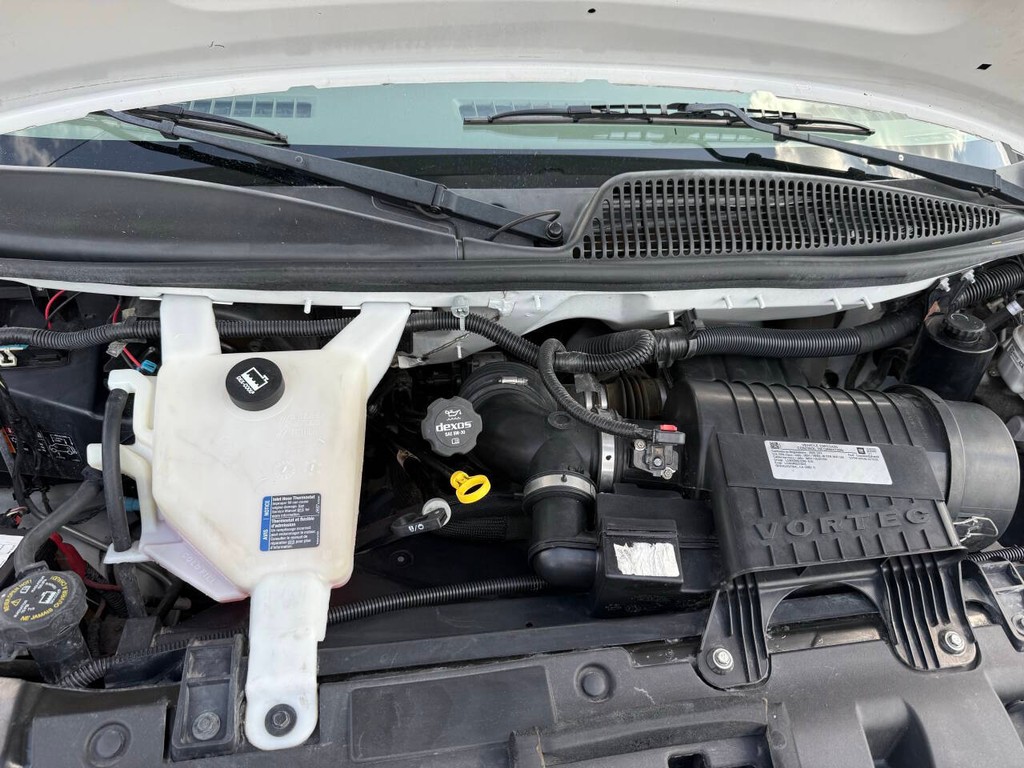 GMC Savana Cargo Van Vehicle Full-screen Gallery Image 29