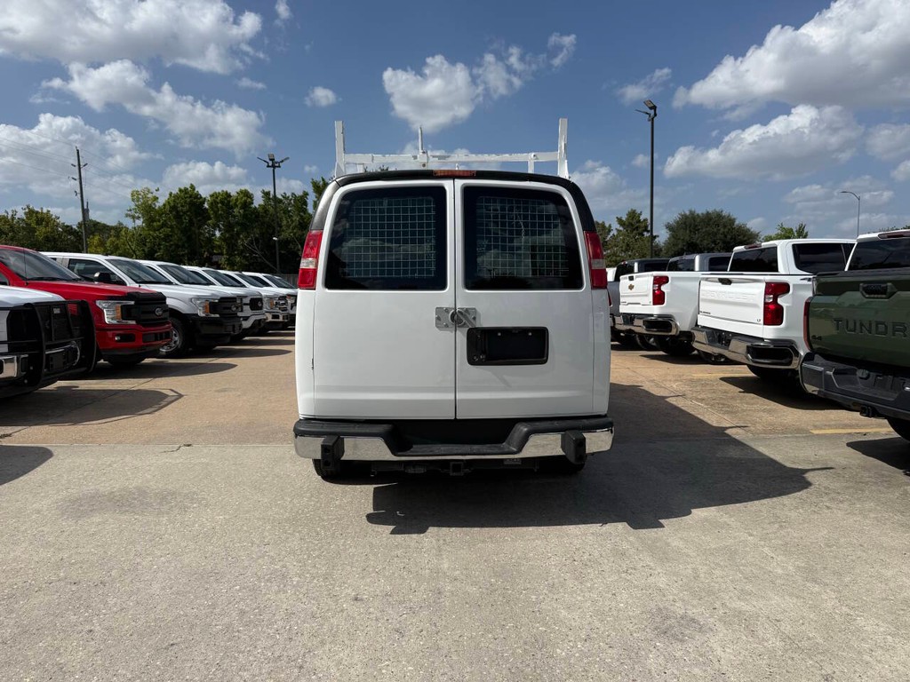 GMC Savana Cargo Van Vehicle Full-screen Gallery Image 31