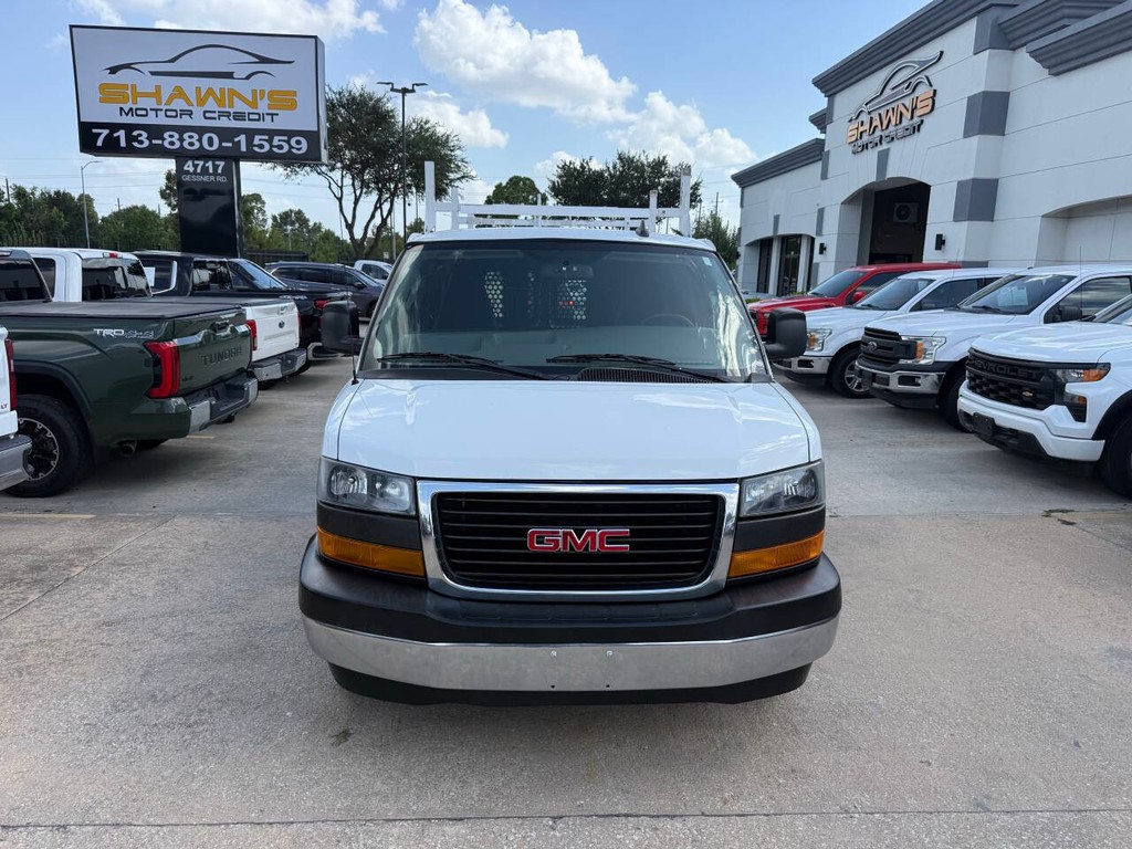 GMC Savana Cargo Van Vehicle Full-screen Gallery Image 32