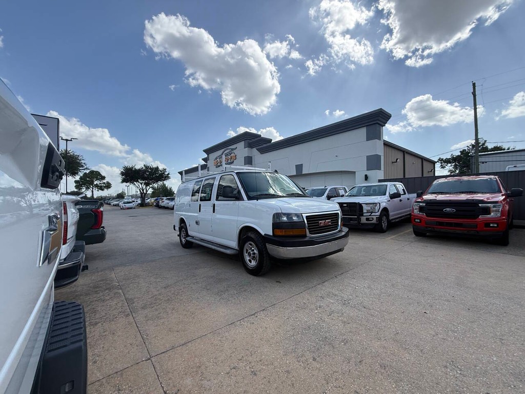 GMC Savana Cargo Van Vehicle Full-screen Gallery Image 36