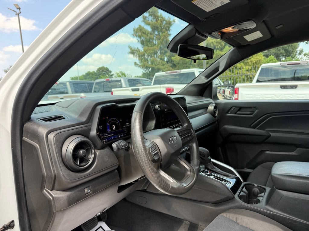 Chevrolet Colorado Vehicle Full-screen Gallery Image 06