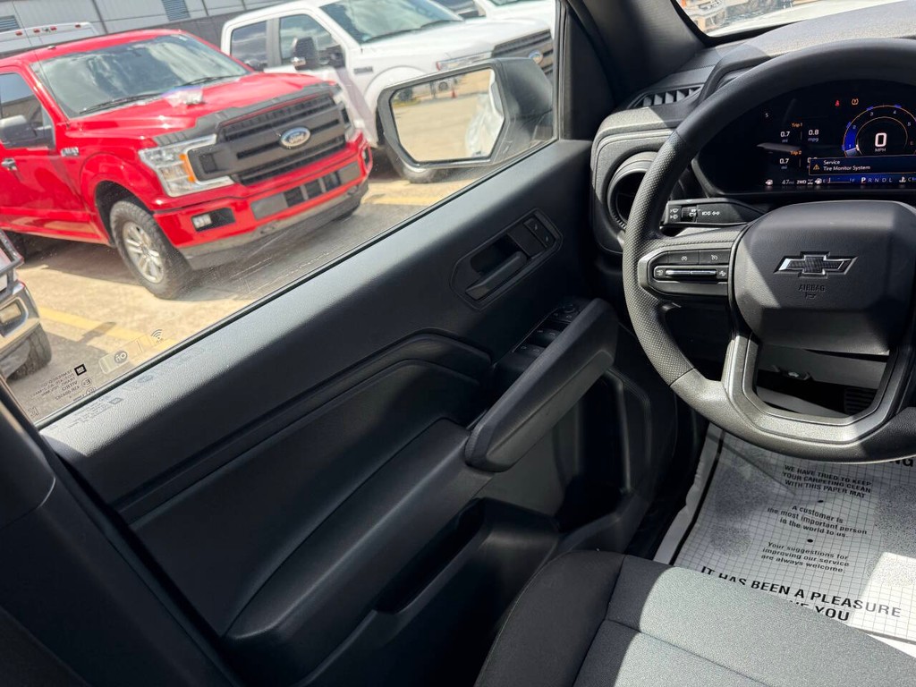 Chevrolet Colorado Vehicle Full-screen Gallery Image 19