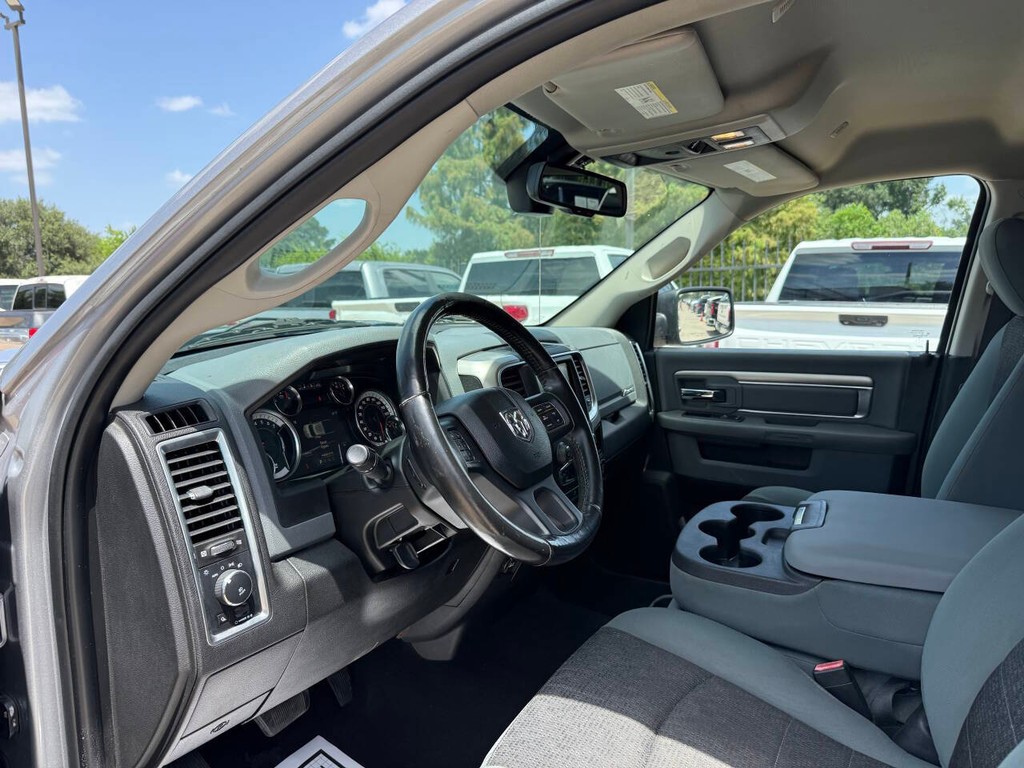 Ram 1500 Classic Vehicle Full-screen Gallery Image 06
