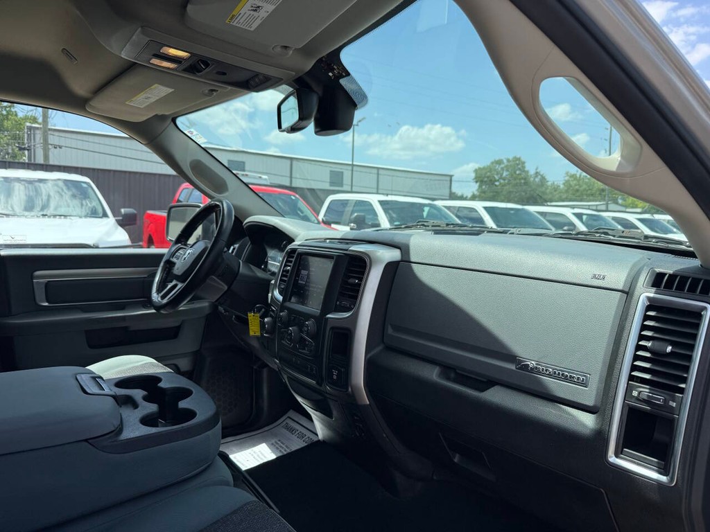 Ram 1500 Classic Vehicle Full-screen Gallery Image 09