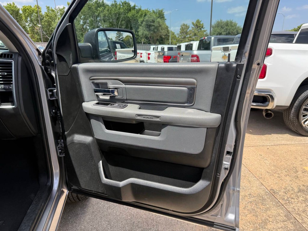 Ram 1500 Classic Vehicle Full-screen Gallery Image 11