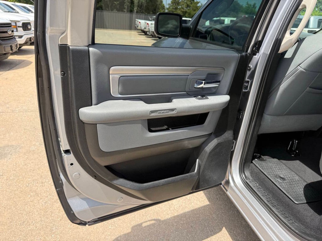 Ram 1500 Classic Vehicle Full-screen Gallery Image 14