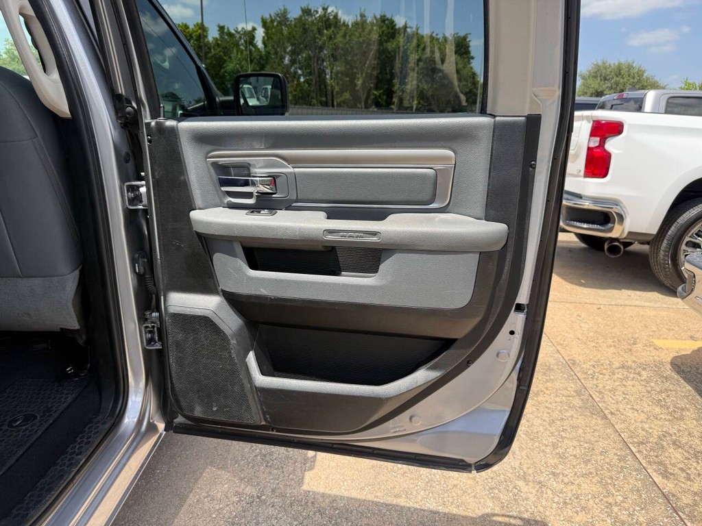 Ram 1500 Classic Vehicle Full-screen Gallery Image 16