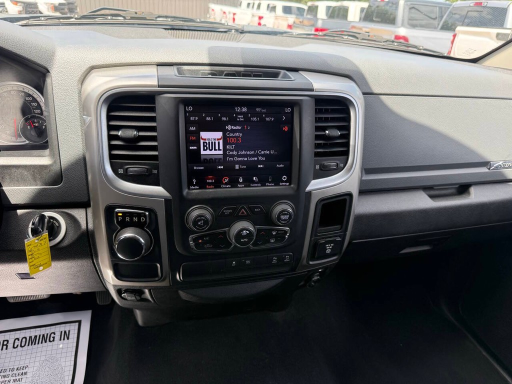 Ram 1500 Classic Vehicle Full-screen Gallery Image 24