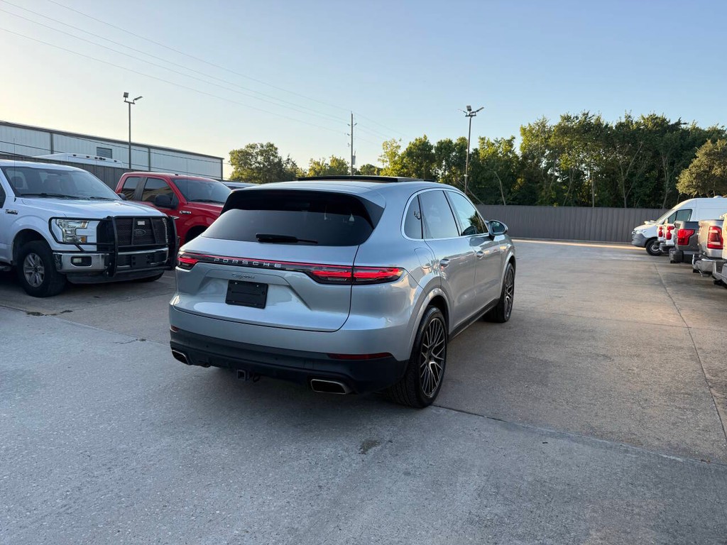 Porsche Cayenne Vehicle Full-screen Gallery Image 05