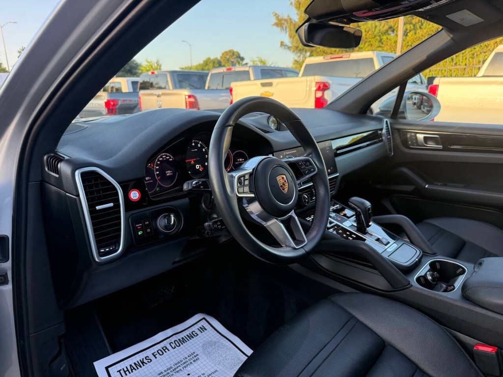 Porsche Cayenne Vehicle Full-screen Gallery Image 06