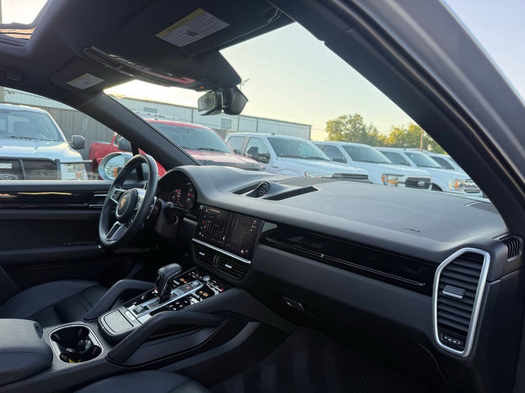 Porsche Cayenne Vehicle Full-screen Gallery Image 09