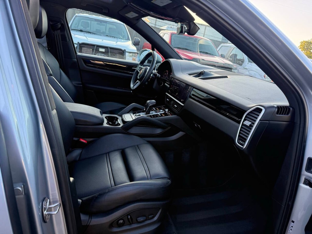 Porsche Cayenne Vehicle Full-screen Gallery Image 10