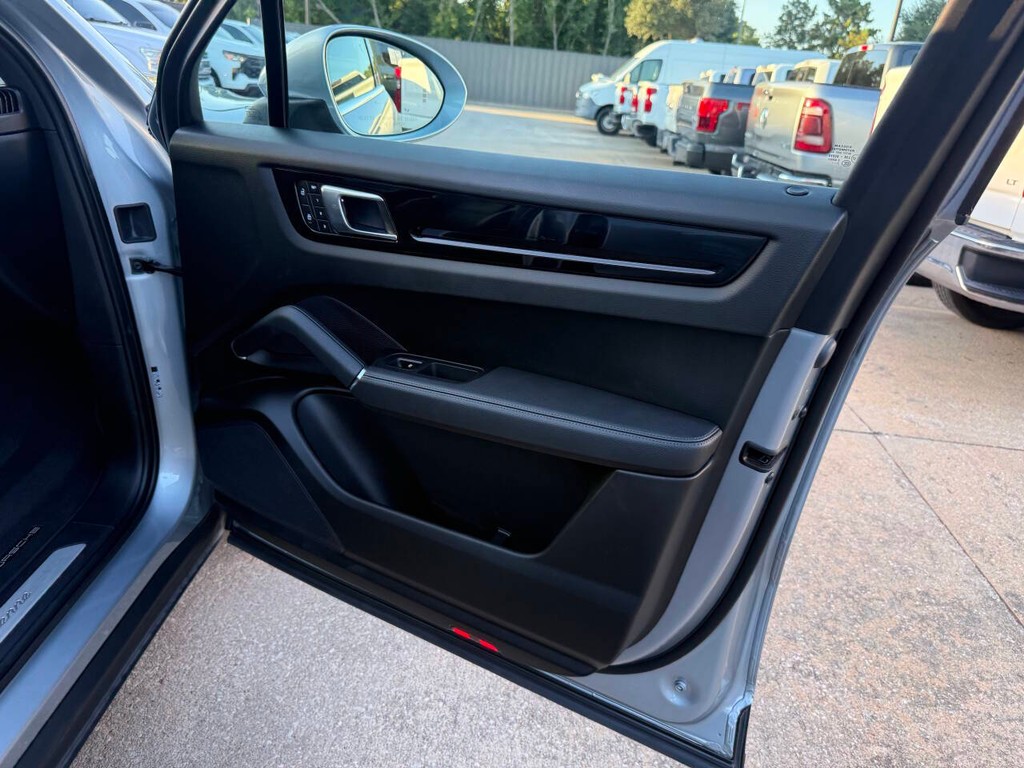 Porsche Cayenne Vehicle Full-screen Gallery Image 11