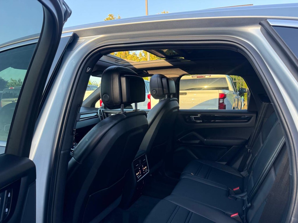 Porsche Cayenne Vehicle Full-screen Gallery Image 12