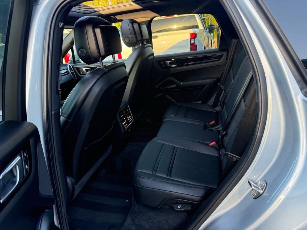 Porsche Cayenne Vehicle Full-screen Gallery Image 13