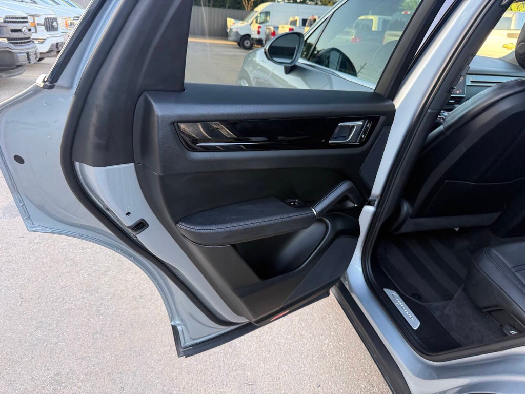 Porsche Cayenne Vehicle Full-screen Gallery Image 14
