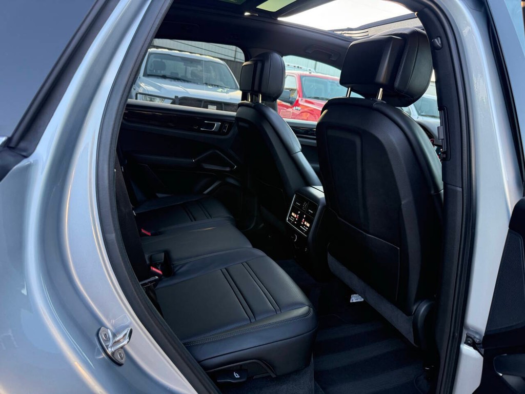 Porsche Cayenne Vehicle Full-screen Gallery Image 15