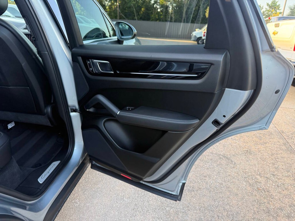Porsche Cayenne Vehicle Full-screen Gallery Image 16