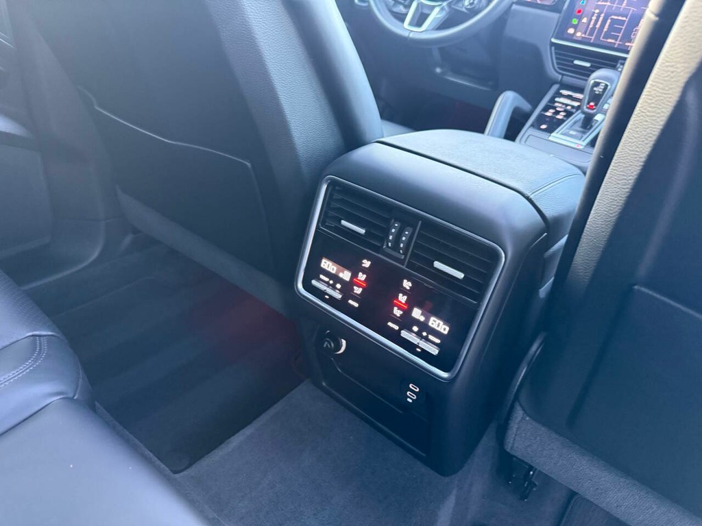 Porsche Cayenne Vehicle Full-screen Gallery Image 17