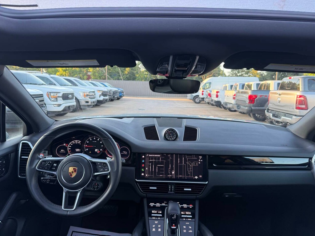 Porsche Cayenne Vehicle Full-screen Gallery Image 18