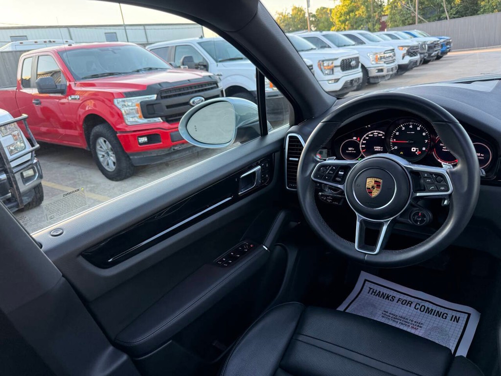 Porsche Cayenne Vehicle Full-screen Gallery Image 20