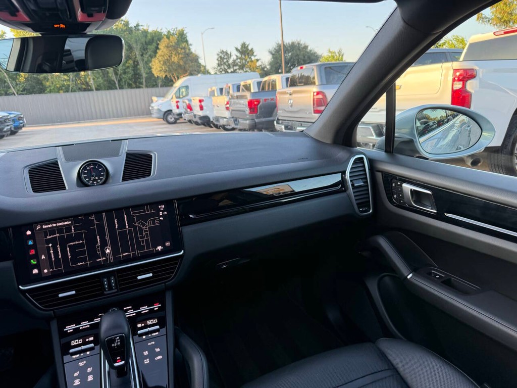 Porsche Cayenne Vehicle Full-screen Gallery Image 21